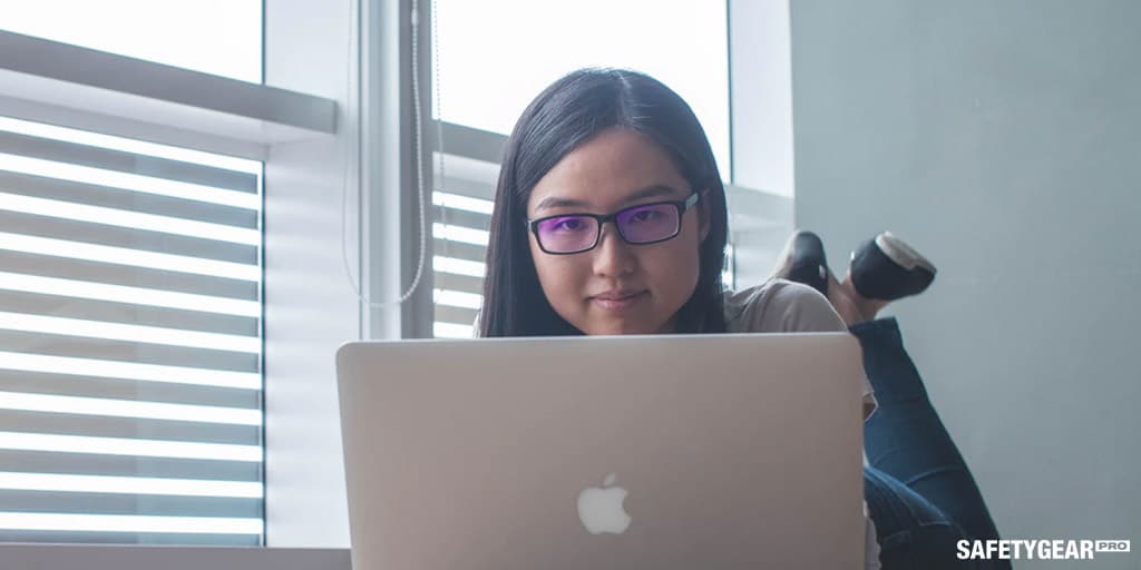 women programmer wearing glasses